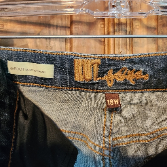 Kut from the Kloth crop jeans. - Picture 3 of 4